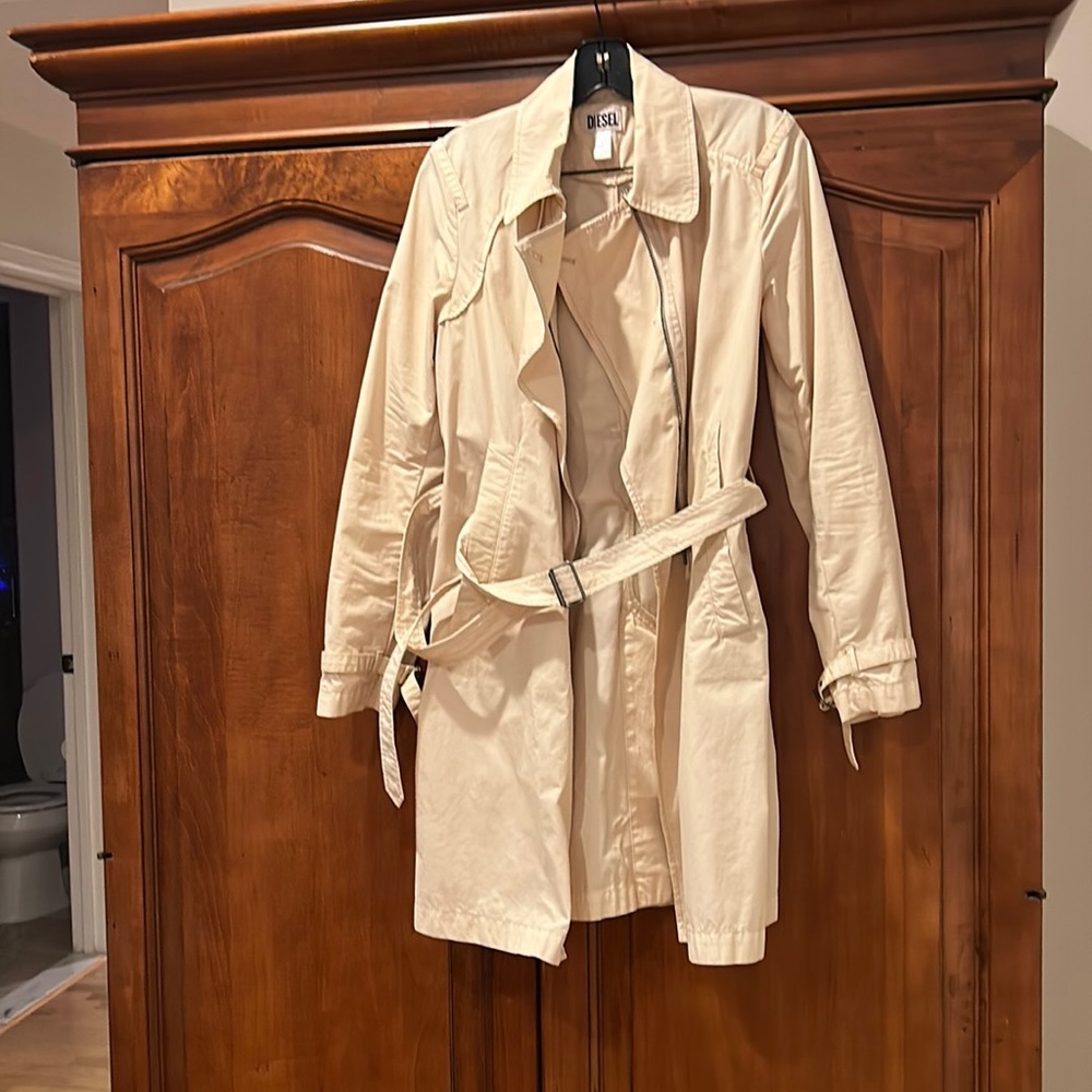Diesel cotton trench in excellent condition metal buckles and zipper closing